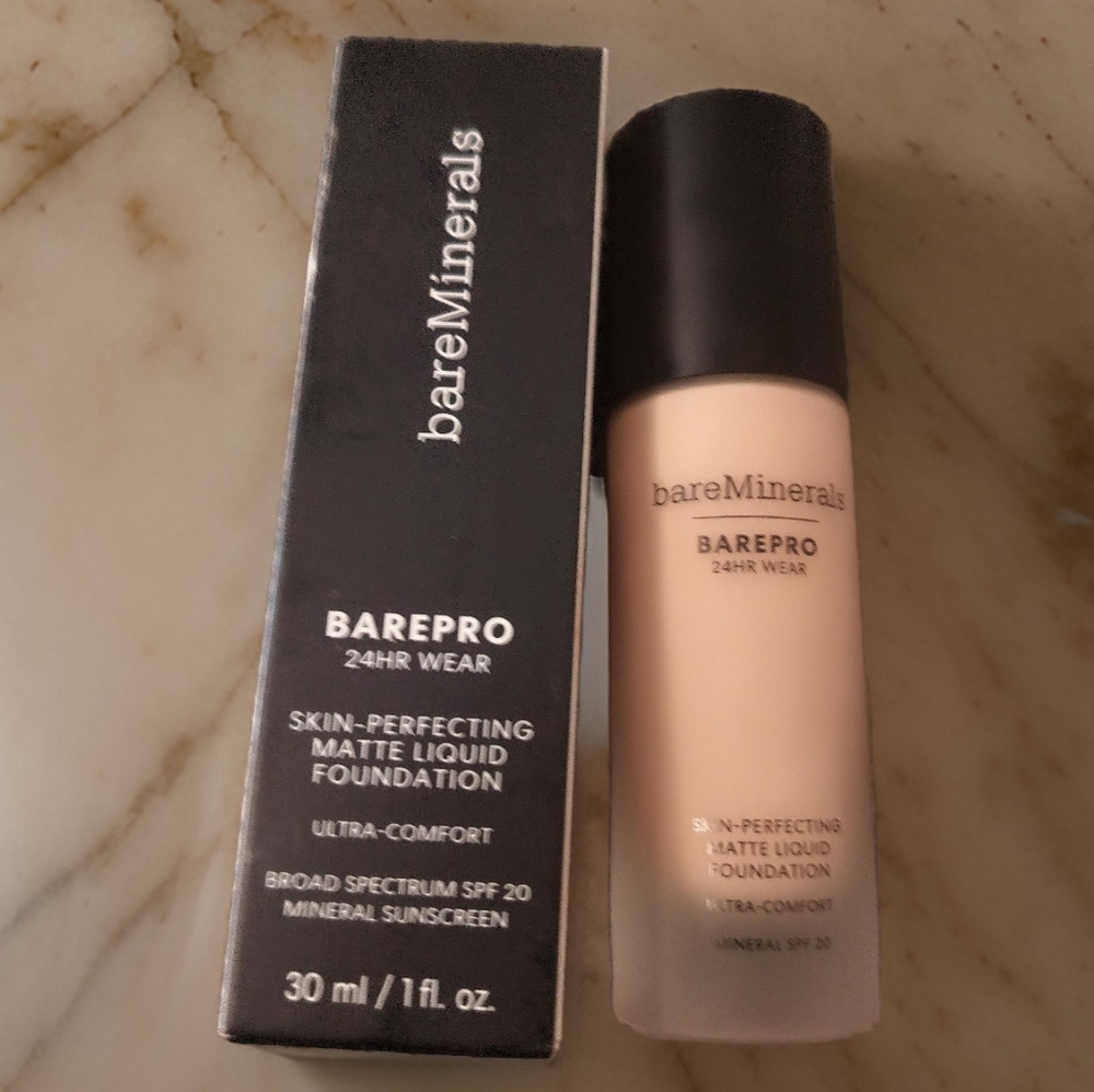 NEW BareMinerals BAREPRO Performance Wear Liquid Foundation - 17 Fair Neutral